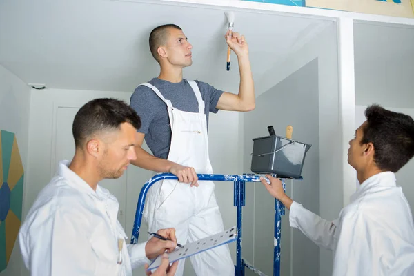 Giovane Decoratore Pittura Soffitto Supervisore Scrittura Sugli Appunti — Foto Stock