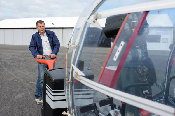 Mecánico Que Utiliza Transpaleta Eléctrica Para Mover Aviones Ligeros —  Fotos de Stock