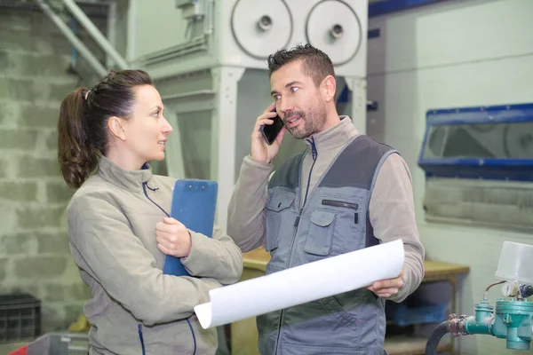 Manlig Handledare Talar Mobiltelefon Med Arbetstagare Industrin — Stockfoto