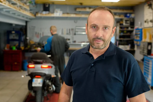 Uomo Nel Negozio Meccanica Moto Posa — Foto Stock