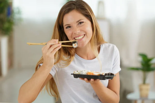 一个吃寿司的高加索女人 — 图库照片