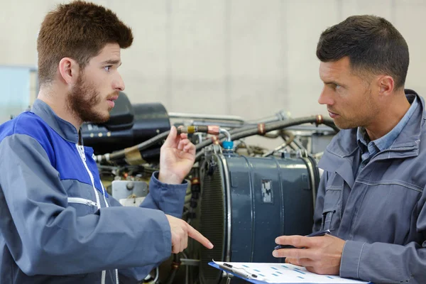 Mekaniker Män Försöker Fixa Och Ställa Båtmotor — Stockfoto