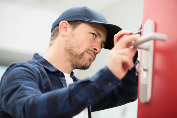 Handyman Porta Reparação Com Chave Fenda — Fotografia de Stock