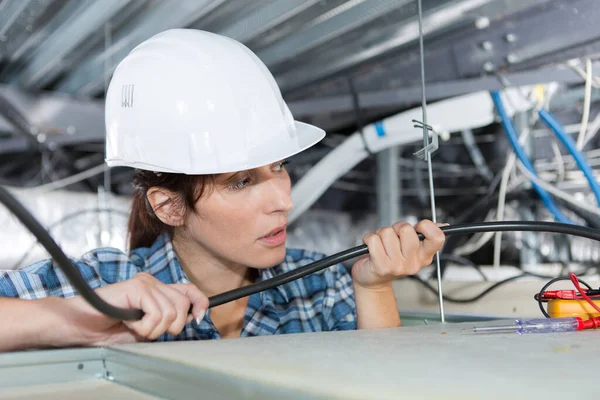 Eletricista Feminino Verificando Cabo Espaço Telhado — Fotografia de Stock