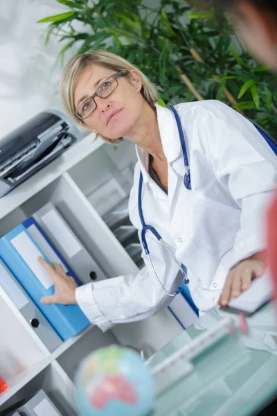 Medico Mezza Età Femminile Con Stetoscopio — Foto Stock