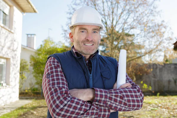 Construtor Sorrindo Com Impressão Azul — Fotografia de Stock