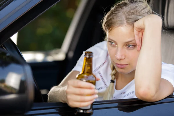 Mulher Bêbada Dirigindo Segurando Garrafa Cerveja Dentro Carro — Fotografia de Stock