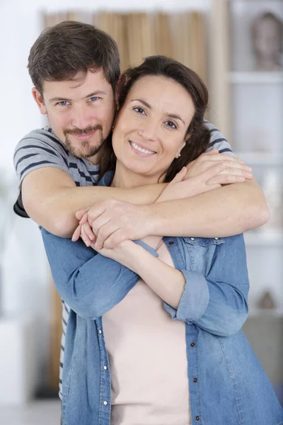 Jeune Couple Est Câlin — Photo