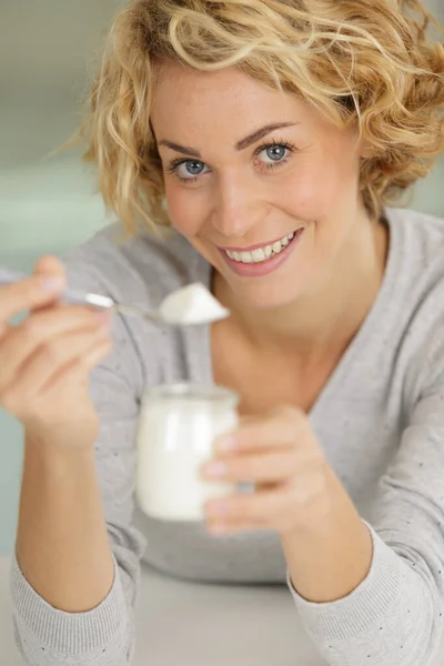 Mooie Blonde Vrouw Met Een Kom Yoghurt Glimlachen — Stockfoto