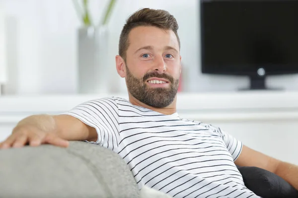 Glücklicher Mann Entspannt Sich Hause — Stockfoto