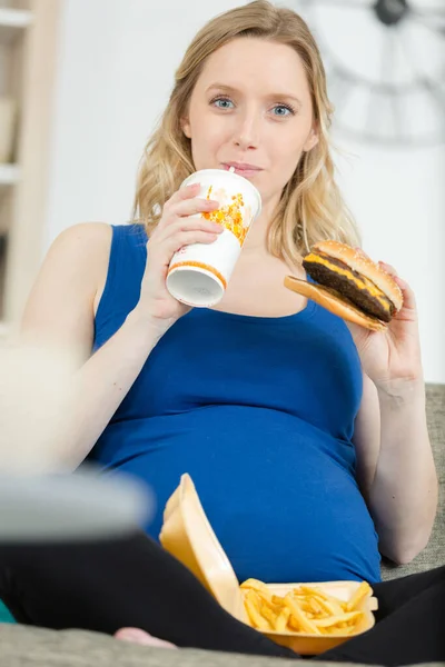 Mujer Embarazada Con Vientre Está Sosteniendo Una Hamburguesa — Foto de Stock