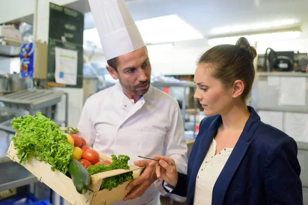 Gerente Inspecionando Caixa Legumes Chef Está Segurando — Fotografia de Stock