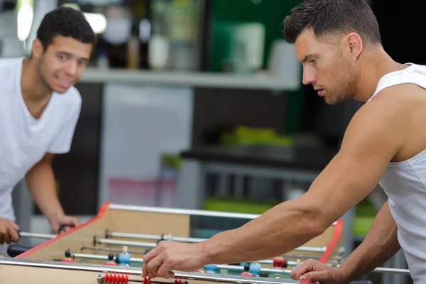 Hommes Jouant Baby Foot Pendant Une Pause — Photo