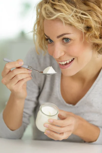 Porträtt Vacker Ung Kvinna Äter Yoghurt Hemma — Stockfoto