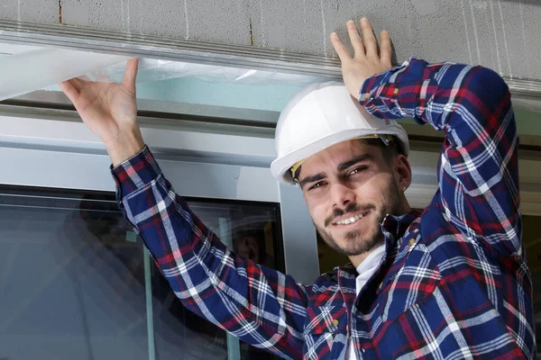 Ritratto Costruttore Che Sorregge Una Facciata Una Finestra — Foto Stock