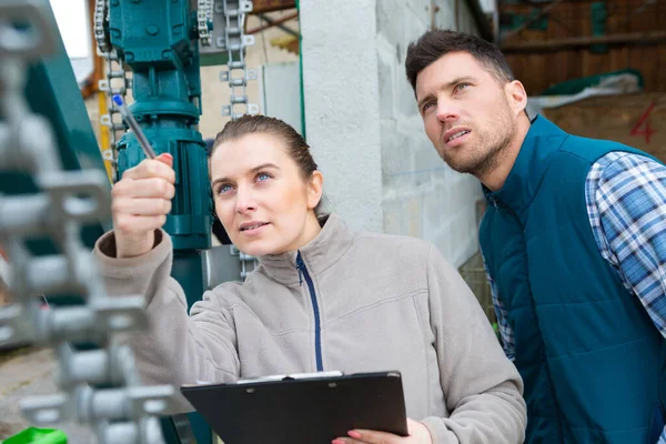 Mannelijke Vrouwelijke Ingenieurs Inspecteren Machines — Stockfoto