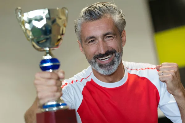 Ein Glücklicher Mann Mit Trophäe — Stockfoto