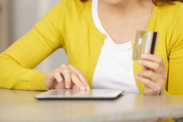 Kadın Tablet Bilgisayar Kredi Kartı Kullanarak Alışveriş Yapıyor — Stok fotoğraf