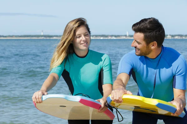 Paar Door Zee Oefenen Positie Voor Bodyboarden — Stockfoto