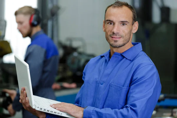 Bellissimo Meccanico Auto Con Computer Portatile — Foto Stock