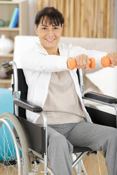 Ηλικιωμένη Γυναίκα Αναπηρική Καρέκλα Που Εκτελεί Άσκηση Αλτήρα — Φωτογραφία Αρχείου