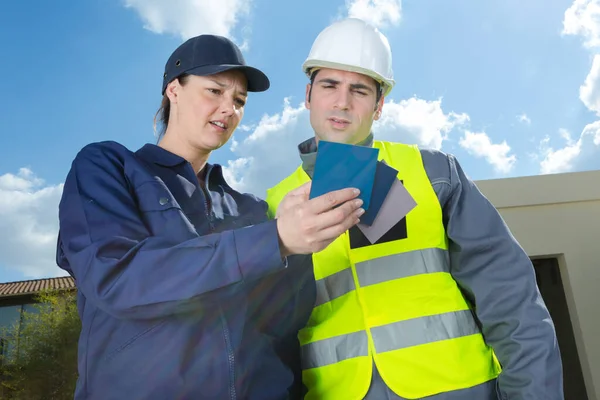 Dos Técnicos Leen Algo Aire Libre — Foto de Stock