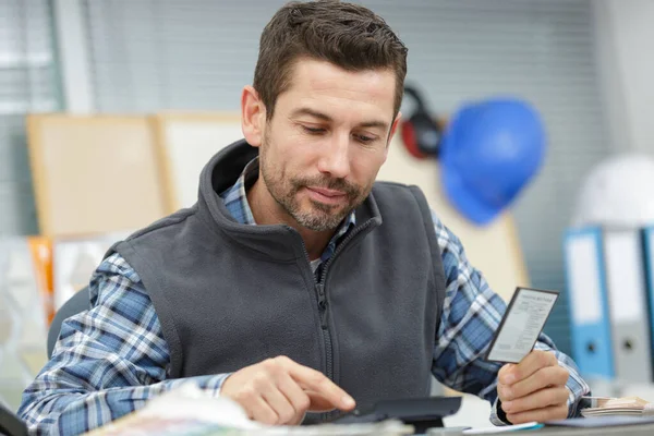 Empresário Contador Trabalhando Com Calculadora — Fotografia de Stock