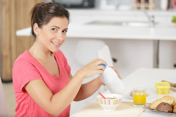 Frau Beim Frühstück Deckel Der Milchflasche Öffnen — Stockfoto