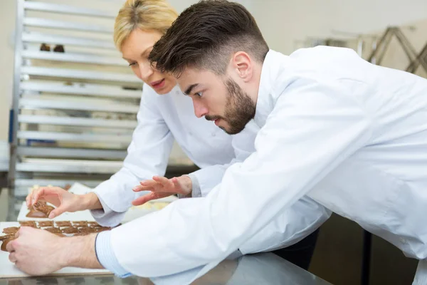 Dva Cukráři Připravují Croissanty Cukrářské Laboratoři — Stock fotografie