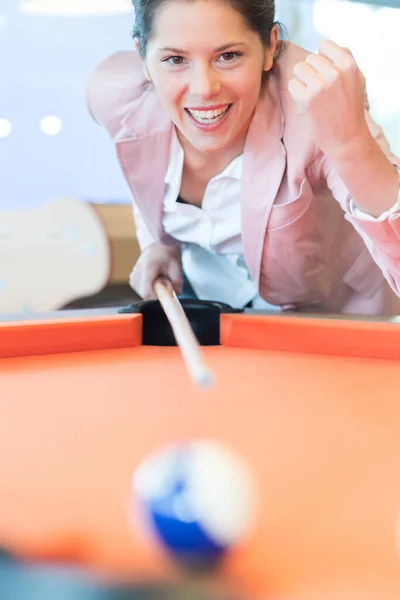 Professionele Vrouwelijke Speler Spelen Billards — Stockfoto