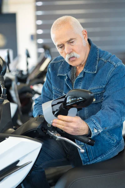 Senior Muž Kontroluje Motocykl Venku — Stock fotografie