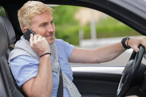 Úspěšný Muž Pracující Telefonu Při Řízení — Stock fotografie