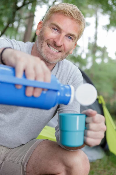 Hombre Vertiendo Agua Tibia Taza Plástico —  Fotos de Stock