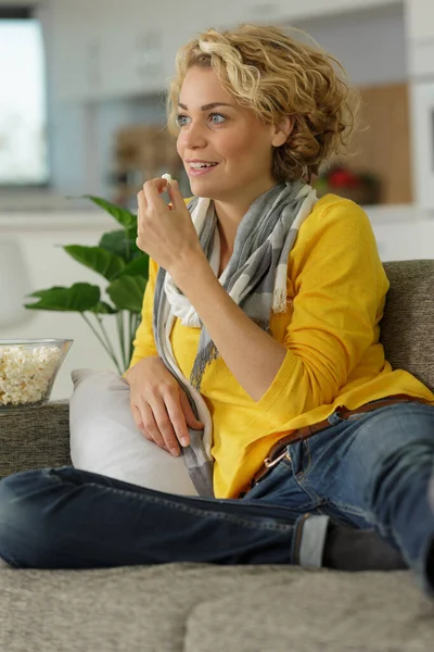 Nahaufnahme Einer Frau Die Popcorn Mit Ferngesteuertem Fernseher Isst — Stockfoto