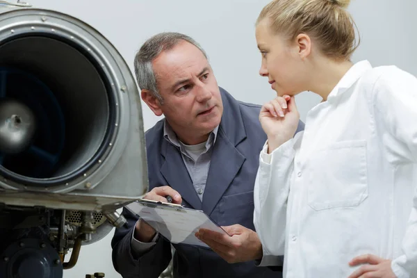 Ingenieros Masculinos Femeninos Que Reparan Aviones —  Fotos de Stock