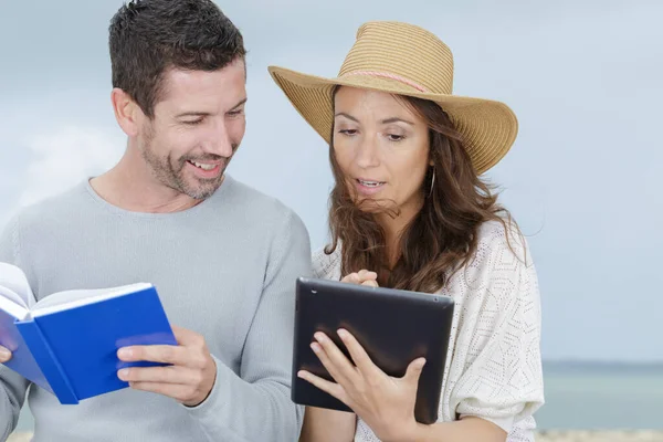 Pareja Usando Una Tableta Digital Ciudad Costera — Foto de Stock