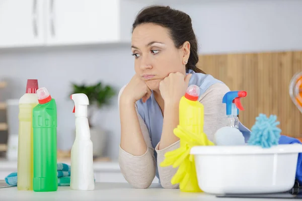 Evde Şişeyle Gezen Sıkıcı Temizlikçi Kadın — Stok fotoğraf