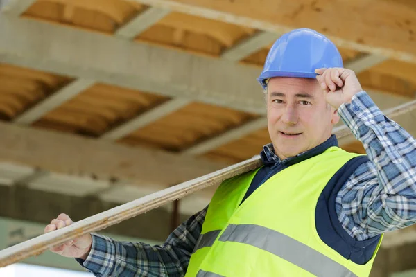 Een Bouwer Die Het Hout Vervoert — Stockfoto