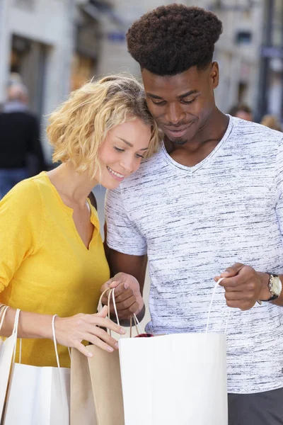 Casal Raça Mista Olhando Para Dentro Para Saco Compras — Fotografia de Stock