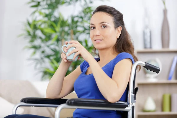 Leende Kvinna Med Kaffe Rullstol — Stockfoto