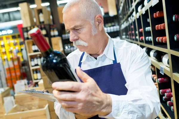 Idősebb Sommelier Kezében Egy Vörösboros Üveg — Stock Fotó