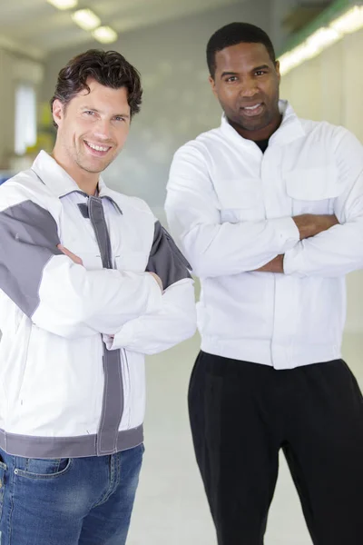 Retrato Dois Trabalhadores Olhando Para Câmera — Fotografia de Stock