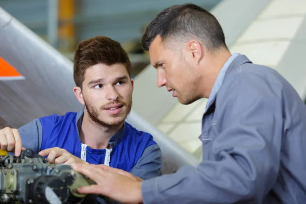 Dva Mechanici Uniformě Pracují Servisu Motorů — Stock fotografie