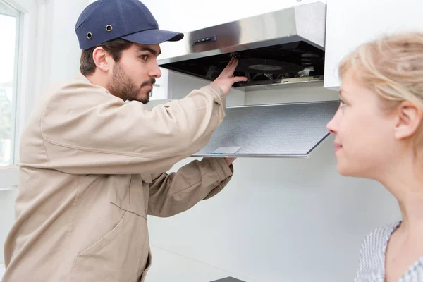 Arbetare Reparera Ugnen Köket — Stockfoto