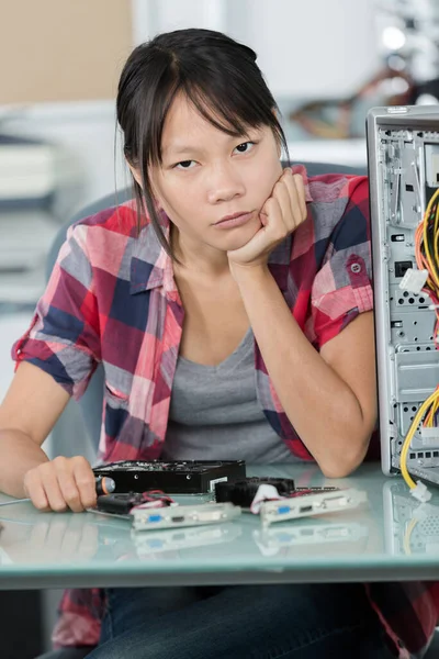 Mujer Trabajadora Estresada Que Tiene Problemas Informáticos Graves — Foto de Stock