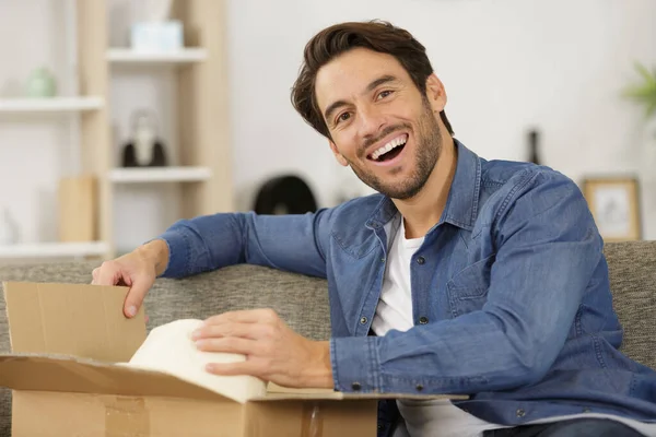 Lächelnder Mann Mit Pappschachteln Hause — Stockfoto