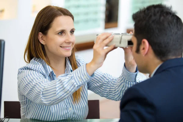 Opticien Mesurant Centre Des Yeux Patient — Photo