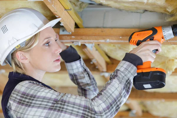 Retrato Una Mujer Perforando Madera —  Fotos de Stock