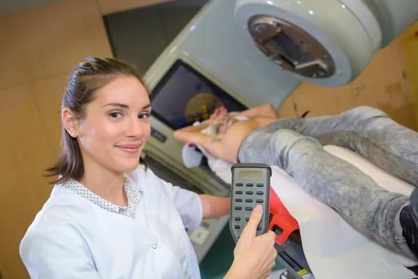 Szakember Nyomja Meg Botot Egészségügyi Vizsgálat Megkezdéséhez — Stock Fotó