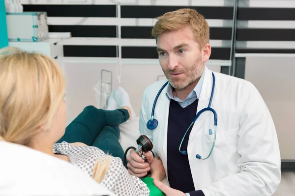 Médico Diciéndole Diagnóstico Paciente — Foto de Stock